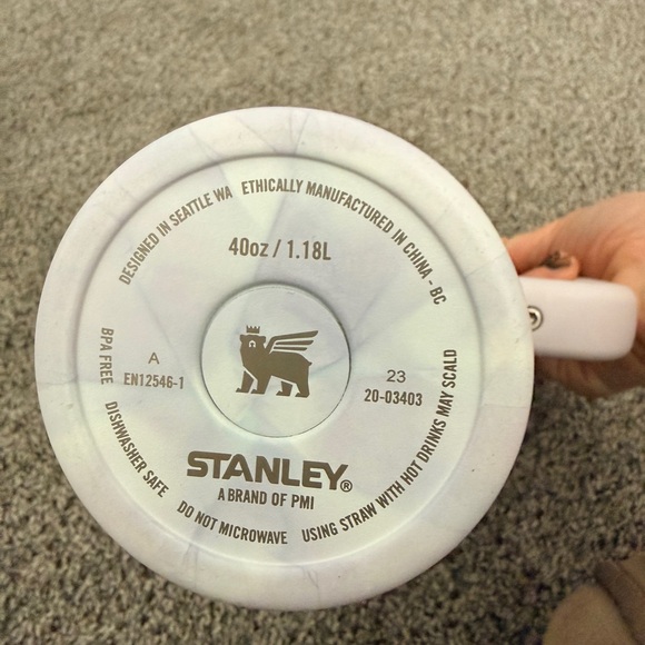 2 Stanley Insulated Mugs - chrome purple and Light tie dye purple and white - Picture 7 of 9